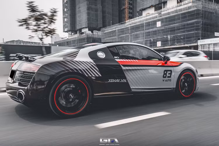 Về truyền động, siêu xe Audi R8 V8 sử dụng động cơ V8, phun xăng trực tiếp FSI dung tích 4.2L cho công suất 420 mã lực và mô-men xoắn cực đại 430 Nm, siêu xe có thể tăng tốc 0 - 100km/h trong 3,9 giây trước khi cán tốc độ tối đa 316 km/h.