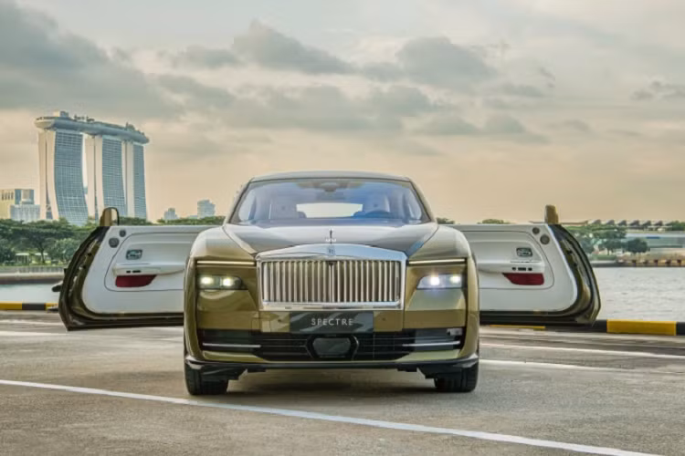 Với định hướng thiết kế trẻ trung hơn Phantom và Cullinan, mẫu xe siêu sang Rolls-Royce Spectre 2024 mới gây ấn tượng với ngoại hình thời thượng, bắt mắt. Thiết kế của xe được lấy cảm hứng từ những chiếc Rolls-Royce hai cửa như Wraith và Phantom Coupe nhưng diện mạo có phần rộng và thấp hơn mà vẫn không kém phần bề thế.