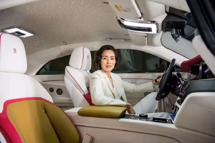 Nhìn từ mặt nghiêng, đường nét thẳng đứng, sắc sảo ở phía trước của Spectre thu hút ánh nhìn về phía hai bên sườn thân xe nguyên khối. Đường 'waft line' bên dưới thân xe vay mượn trực tiếp từ thiết kế du thuyền. Xe được trang bị nóc dốc mượt mà về phía sau, cửa mở ngược quen thuộc và logo hai chữ "R" sau chắn bùn trước.