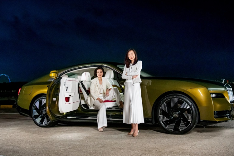 Rolls-Royce Spectre cũng gây ấn tượng với hệ thống đèn 2 tầng trên đầu xe. Phía trên là dải đèn LED định vị ban ngày cực mỏng trong khi đèn pha được đặt sâu trong hốc bên dưới. Ngoài ra, Rolls-Royce Spectre còn có hốc gió trung tâm cỡ lớn với những nan nằm ngang trên cản trước.