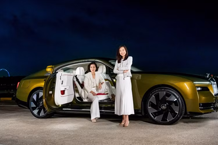 Rolls-Royce Spectre cũng gây ấn tượng với hệ thống đèn 2 tầng trên đầu xe. Phía trên là dải đèn LED định vị ban ngày cực mỏng trong khi đèn pha được đặt sâu trong hốc bên dưới. Ngoài ra, Rolls-Royce Spectre còn có hốc gió trung tâm cỡ lớn với những nan nằm ngang trên cản trước.