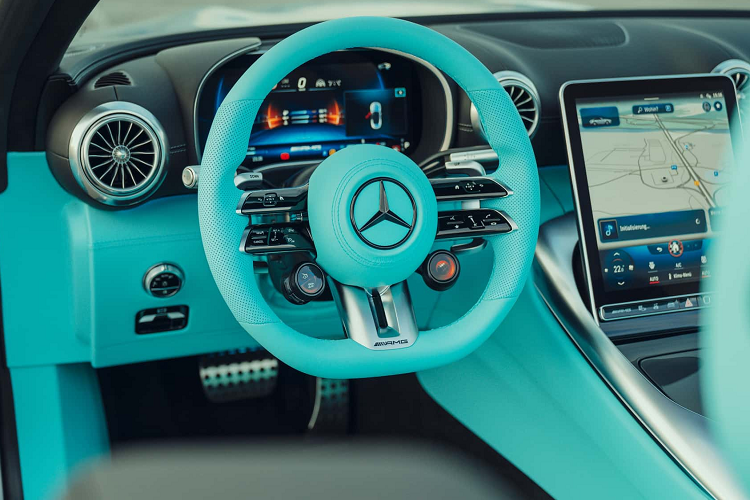 Mức giá xe Mercedes-AMG SL63 từ 179.150 USD, tiếp đến là SL55 có giá từ 138.450 USD cấu hình động cơ V8 dung tích 4.0 lít tăng áp kép, công suất sản sinh 469 mã lực và mô-men xoắn 700 mã lực. Phiên bản thấp nhất là SL43, tại Mỹ có mức giá 111.050 USD sử dụng động cơ 4 xy-lanh dung tích 2.0L tăng áp, công suất 375 mã lực và mô-men.