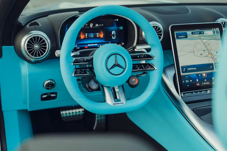 Mức giá xe Mercedes-AMG SL63 từ 179.150 USD, tiếp đến là SL55 có giá từ 138.450 USD cấu hình động cơ V8 dung tích 4.0 lít tăng áp kép, công suất sản sinh 469 mã lực và mô-men xoắn 700 mã lực. Phiên bản thấp nhất là SL43, tại Mỹ có mức giá 111.050 USD sử dụng động cơ 4 xy-lanh dung tích 2.0L tăng áp, công suất 375 mã lực và mô-men.