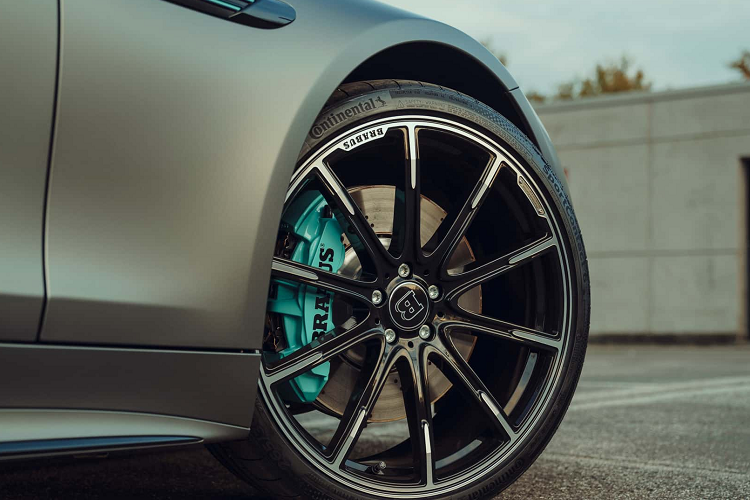 Cụ thể hơn chính là hệ dẫn động 4Matic + với tính năng phân phối mô-men xoắn và ly hợp điều khiển cơ điện liên kết trục sau dẫn động với bánh trước. Mercedes-AMG SL63 sử dụng hộp số tự động 9 cấp, khả năng tăng tốc từ 0 - 100 km/h trong 3,6 giây và tốc độ tối đa 315 km/h.