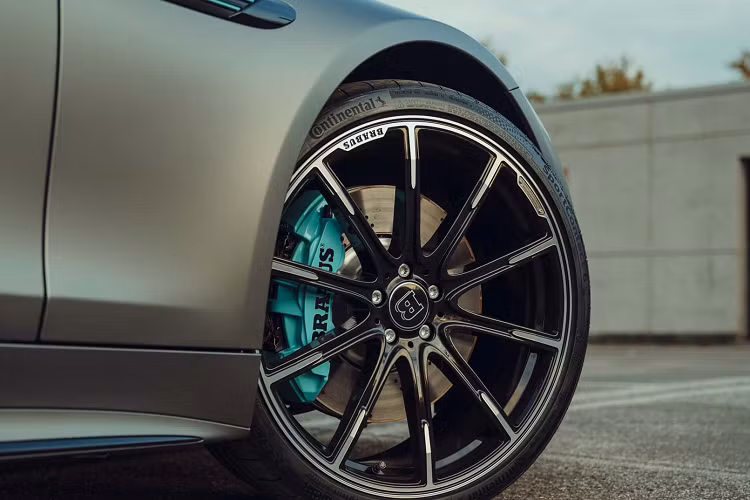 Cụ thể hơn chính là hệ dẫn động 4Matic + với tính năng phân phối mô-men xoắn và ly hợp điều khiển cơ điện liên kết trục sau dẫn động với bánh trước. Mercedes-AMG SL63 sử dụng hộp số tự động 9 cấp, khả năng tăng tốc từ 0 - 100 km/h trong 3,6 giây và tốc độ tối đa 315 km/h.