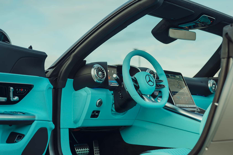 Theo những hình ảnh được chụp lén, có khả năng Mercedes đang phát triển hệ truyền động plug-in hybrid dành riêng cho dòng SL-Class, tên gọi của chiếc xe này được cho là "SL53". Chưa rõ về thông tin của SL53, nhưng nhiều khả năng xe sẽ dùng chung động cơ 4 xy-lanh tăng áp tương tự SL43.