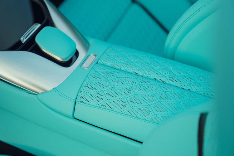 SL43 là mẫu xe cấp thấp ở Mỹ, có giá 111.050 USD. Trong khi các phiên bản khác có động cơ V8, phiên bản này có động cơ 4 xi-lanh 2.0 lít tăng áp, tạo ra công suất 375 mã lực và mô-men xoắn 480 Nm (354 lb-ft).