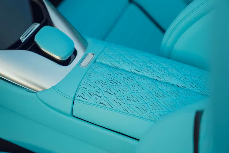 SL43 là mẫu xe cấp thấp ở Mỹ, có giá 111.050 USD. Trong khi các phiên bản khác có động cơ V8, phiên bản này có động cơ 4 xi-lanh 2.0 lít tăng áp, tạo ra công suất 375 mã lực và mô-men xoắn 480 Nm (354 lb-ft).