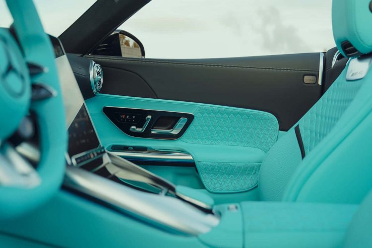 Bản nâng cấp bao gồm 8 màu ngoại thất: Xanh Vintage, Xám Silicon, Xanh Côte d’Azur, Đỏ ánh kim Rubellite, Đen Magno ban đêm, Bạc Magno công nghệ cao, Xám Graphite Grey và Xanh Ireland Mid Green Magno.