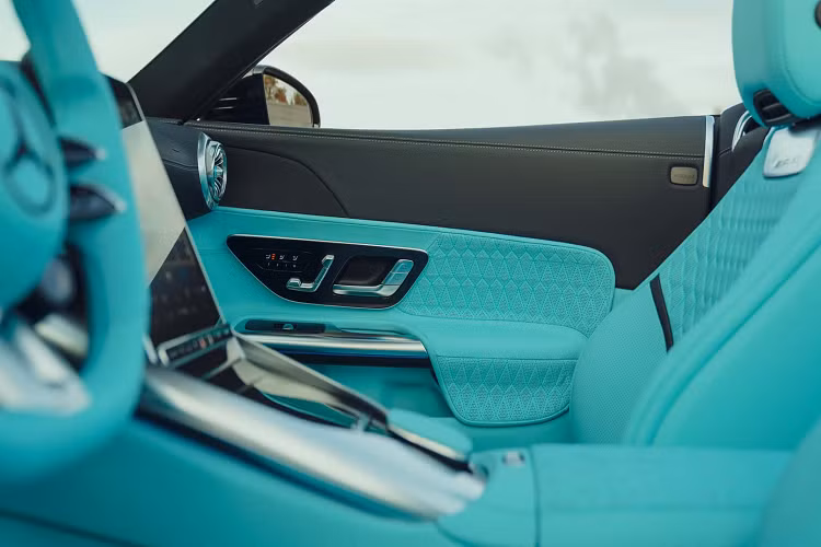 Bản nâng cấp bao gồm 8 màu ngoại thất: Xanh Vintage, Xám Silicon, Xanh Côte d’Azur, Đỏ ánh kim Rubellite, Đen Magno ban đêm, Bạc Magno công nghệ cao, Xám Graphite Grey và Xanh Ireland Mid Green Magno.