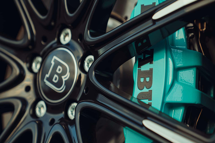 Tông màu Midnight Blue là một lựa chọn mới hòan toàn khác biệt cùng với gói nội thất da Nappa chần kim cương.