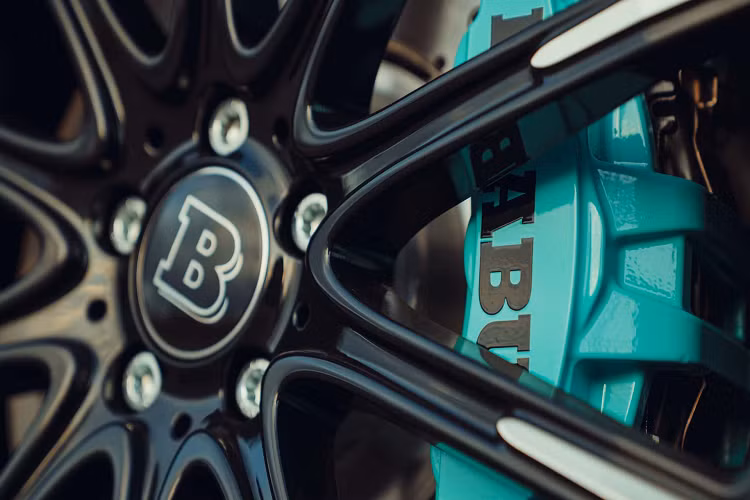 Tông màu Midnight Blue là một lựa chọn mới hòan toàn khác biệt cùng với gói nội thất da Nappa chần kim cương.