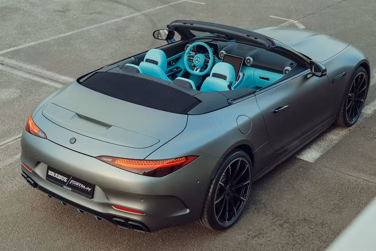 Mercedes-AMG SL63 trong bài được ra mắt vào năm 2022, xe được trang bị động cơ V8 4.0 lít tăng áp kép, sản sinh công suất 577 mã lực và mô-men xoắn 800 Nm (590 lb-ft). Đây cũng chính là thế hệ SL đầu tiên trang bị hệ dẫn động 4 bánh toàn thời gian.