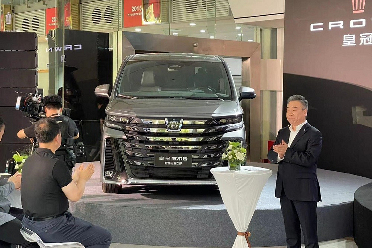 Sau khi Toyota Alphard và Vellfire 2024 ra mắt Nhật Bản, tại Trung Quốc sự kiện trình làng của Toyota Crown Vellfire 2024 mới cũng được tổ chức. Về cơ bản đây chính là Vellfire ở thị trường Nhật Bản, tuy nhiên mẫu MPV này ở thị trường Trung Quốc là một thành viên của dòng Toyota Crown, bên cạnh Crown Kluger và Crown SportCross.