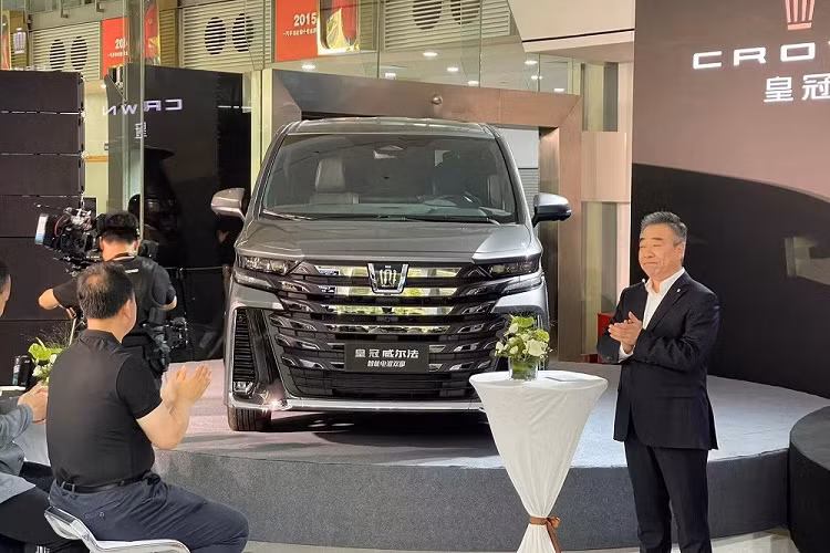 Sau khi Toyota Alphard và Vellfire 2024 ra mắt Nhật Bản, tại Trung Quốc sự kiện trình làng của Toyota Crown Vellfire 2024 mới cũng được tổ chức. Về cơ bản đây chính là Vellfire ở thị trường Nhật Bản, tuy nhiên mẫu MPV này ở thị trường Trung Quốc là một thành viên của dòng Toyota Crown, bên cạnh Crown Kluger và Crown SportCross.