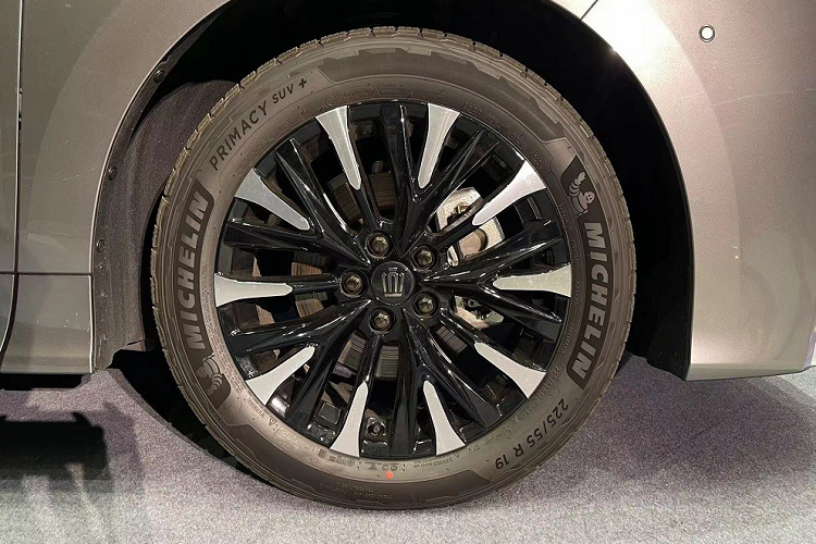 Đằng sau xe, Crown Vellfire 2024 vẫn dùng logo quen thuộc của hãng Toyota thay vì logo hình vương miện. Đèn hậu OLED của xe có thiết kế sắc sảo và nối với nhau bằng dải đèn mỏng ở giữa. Cũng như cản trước, cản sau của xe được trang trí bằng nẹp mạ crôm, tạo cảm giác cao cấp.