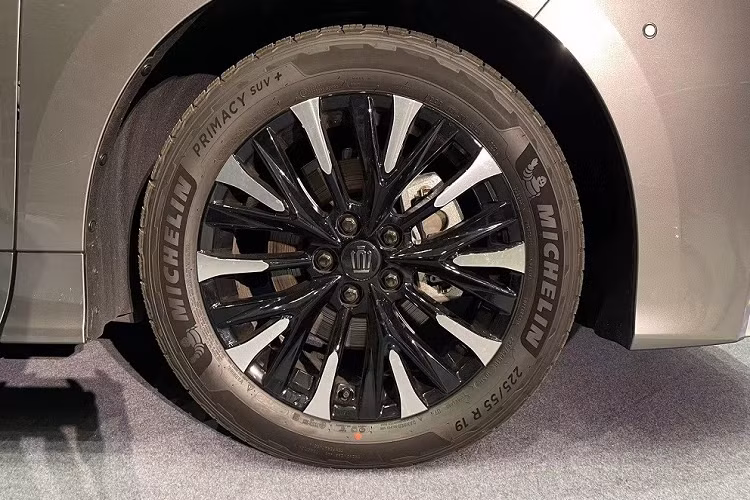 Đằng sau xe, Crown Vellfire 2024 vẫn dùng logo quen thuộc của hãng Toyota thay vì logo hình vương miện. Đèn hậu OLED của xe có thiết kế sắc sảo và nối với nhau bằng dải đèn mỏng ở giữa. Cũng như cản trước, cản sau của xe được trang trí bằng nẹp mạ crôm, tạo cảm giác cao cấp.