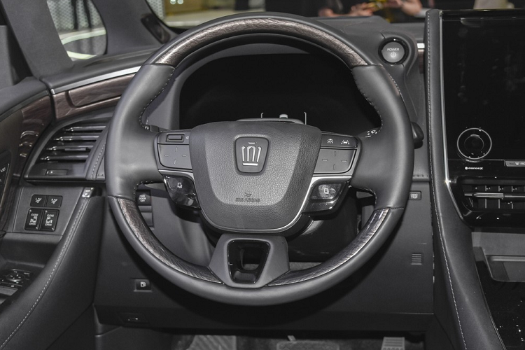 Không chỉ tiện nghi, mẫu MPV cỡ lớn này còn an toàn với gói trang bị Toyota T-Pilot Pro, bao gồm hệ thống đỗ xe tự động, đỗ xe điều khiển bằng xa bằng điện thoại thông minh, hệ thống kiểm soát hành trình thích ứng và hỗ trợ chuyển làn tự động.