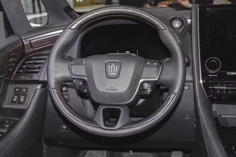 Không chỉ tiện nghi, mẫu MPV cỡ lớn này còn an toàn với gói trang bị Toyota T-Pilot Pro, bao gồm hệ thống đỗ xe tự động, đỗ xe điều khiển bằng xa bằng điện thoại thông minh, hệ thống kiểm soát hành trình thích ứng và hỗ trợ chuyển làn tự động.