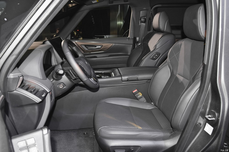 Trong khi đó, trên trần xe có cụm điều khiển siêu dài, tích hợp đèn viền nội thất, một số nút bấm và cửa gió điều hòa. Cửa sổ trời của xe được tách đôi theo chiều dọc, có rèm che nắng trái/phải điều khiển độc lập để phục vụ nhu cầu của từng hành khách.