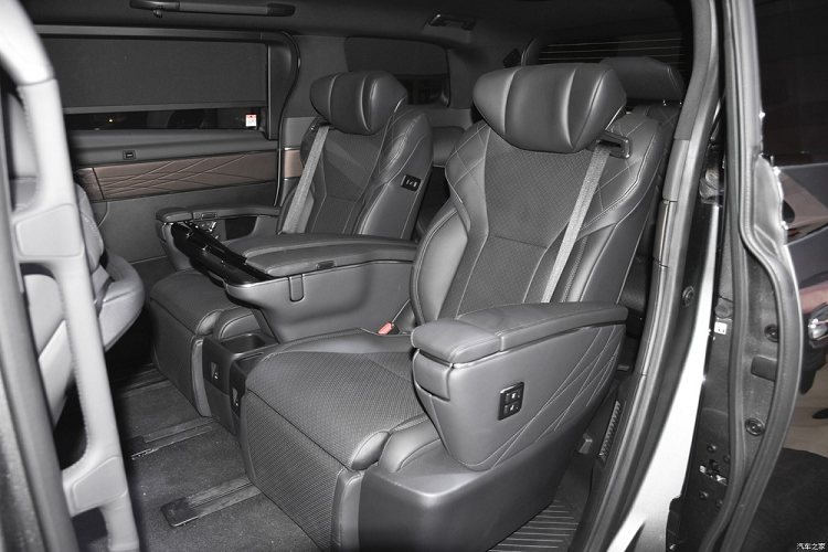 Màn hình cảm ứng trung tâm 14 inch, hỗ trợ Apple CarPlay/Baidu CarLife, hệ thống điều hòa tự động chỉnh bằng cảm ứng, tính năng điều khiển bằng giọng nói, cập nhật phần mềm qua WiFi, hệ thống âm thanh JBL 15 loa, gương chiếu hậu kỹ thuật số... phanh tay điện tử, tự động giữ phanh tạm thời và rèm cửa chỉnh điện.