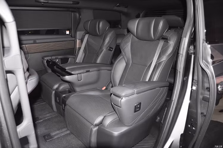 Màn hình cảm ứng trung tâm 14 inch, hỗ trợ Apple CarPlay/Baidu CarLife, hệ thống điều hòa tự động chỉnh bằng cảm ứng, tính năng điều khiển bằng giọng nói, cập nhật phần mềm qua WiFi, hệ thống âm thanh JBL 15 loa, gương chiếu hậu kỹ thuật số... phanh tay điện tử, tự động giữ phanh tạm thời và rèm cửa chỉnh điện.