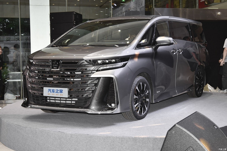 Được phát triển dựa trên cơ sở gầm bệ TNGA-K, tương tự Toyota Alphard và Lexus LM thế hệ mới, xe sở hữu chiều dài 5.005 mm, chiều rộng 1.850 mm, chiều cao 1.935 - 1.945 mm cùng chiều dài cơ sở 3.000 mm. Như vậy, Toyota Crown Vellfire 2024 ở Trung Quốc dài hơn 10 mm so với Vellfire tại Nhật Bản. Bên cạnh đó là hệ thống treo MacPherson phía trước và hệ thống treo tay đòn kép nâng cấp phía sau.