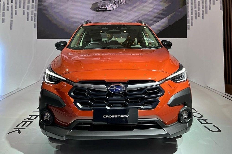 Thiết kế ngoại thất của mẫu xe Subaru Crosstrek 2024 sắp ra mắt Việt Nam mang đậm phong cách thể thao với lưới tản nhiệt lớn hoạ tiết hình tổ ong, vòm bánh xe to bản và đèn hậu thiết kế kiểu boomerang.