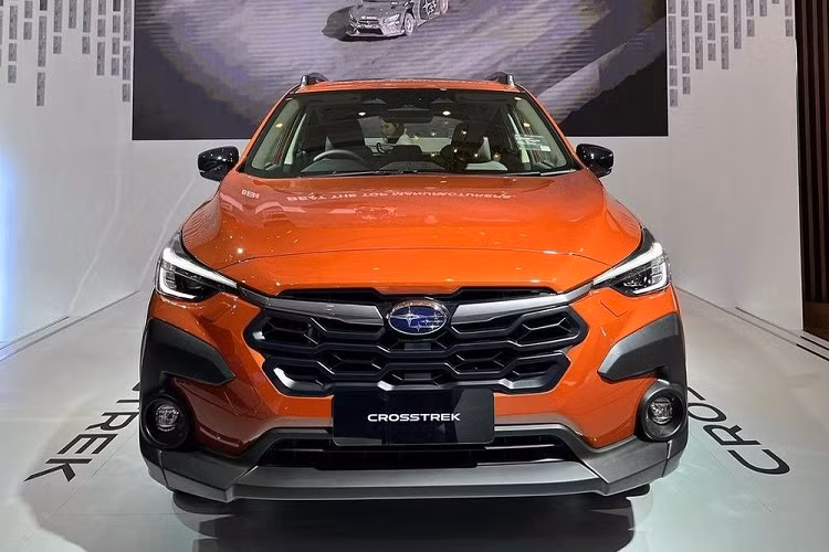 Thiết kế ngoại thất của mẫu xe Subaru Crosstrek 2024 sắp ra mắt Việt Nam mang đậm phong cách thể thao với lưới tản nhiệt lớn hoạ tiết hình tổ ong, vòm bánh xe to bản và đèn hậu thiết kế kiểu boomerang.