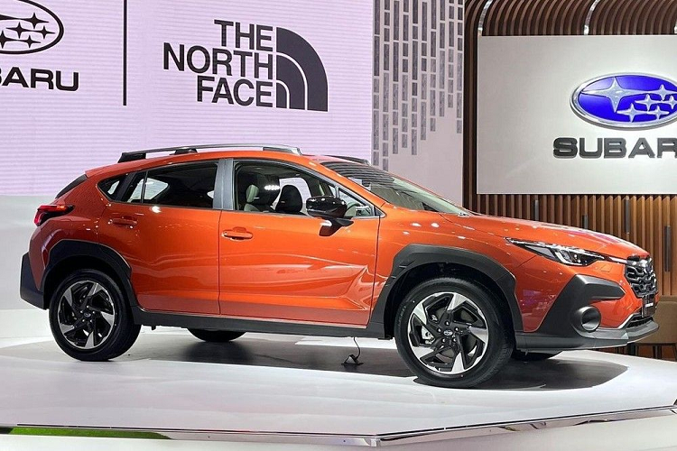 Subaru Crosstrek 2024 thuộc phân khúc SUV-B, cạnh tranh với Honda HR-V, Hyundai Creta, Kia Seltos, Nissan Kicks, Mazda CX-3, Toyota Corolla Cross. Mức giá của Crosstrek ngang bằng với Corolla Cross, HR-V và nhỉnh hơn các đối thủ còn lại. Subaru Crosstrek có kích thước khá lớn nếu so với những mẫu SUV cỡ B khác.
