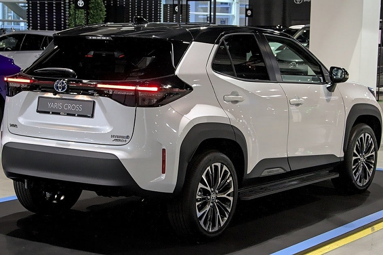 Thứ hai là hệ truyền động hybrid có tên e-Smart giống Toyota Raize. Hệ truyền động này bao gồm động cơ xăng 4 xi-lanh, dung tích 1.5L và mô-tơ điện. Nguyên lý hoạt động của e-Smart giống với công nghệ e-Power của Nissan, tức là động cơ xăng chỉ được dùng để sạc pin trong khi nhiệm vụ truyền động tới bánh xe thuộc về mô-tơ điện.