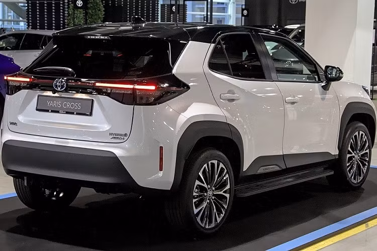 Thứ hai là hệ truyền động hybrid có tên e-Smart giống Toyota Raize. Hệ truyền động này bao gồm động cơ xăng 4 xi-lanh, dung tích 1.5L và mô-tơ điện. Nguyên lý hoạt động của e-Smart giống với công nghệ e-Power của Nissan, tức là động cơ xăng chỉ được dùng để sạc pin trong khi nhiệm vụ truyền động tới bánh xe thuộc về mô-tơ điện.