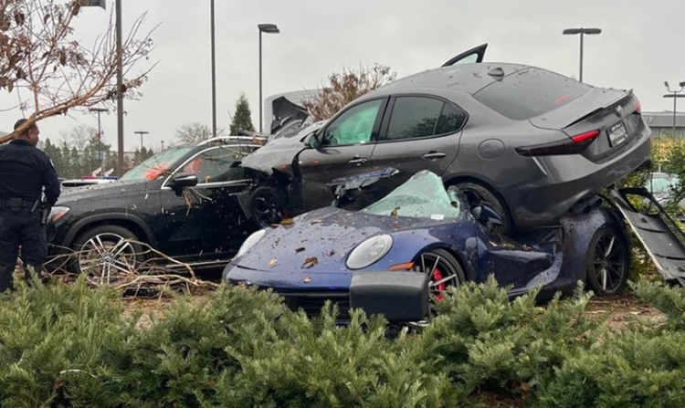 Alfa Romeo Giulia Quadrifoglio de Porsche 911 moi cung 