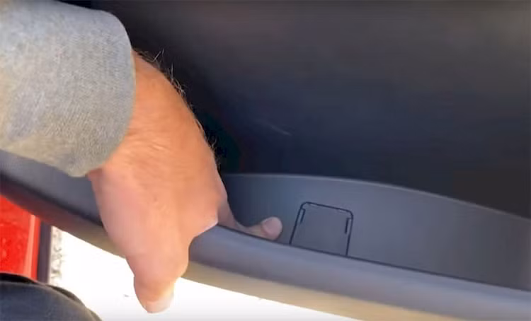 Tai xe bi nhot trong chiec Tesla Model Y vi xe het pin-Hinh-2