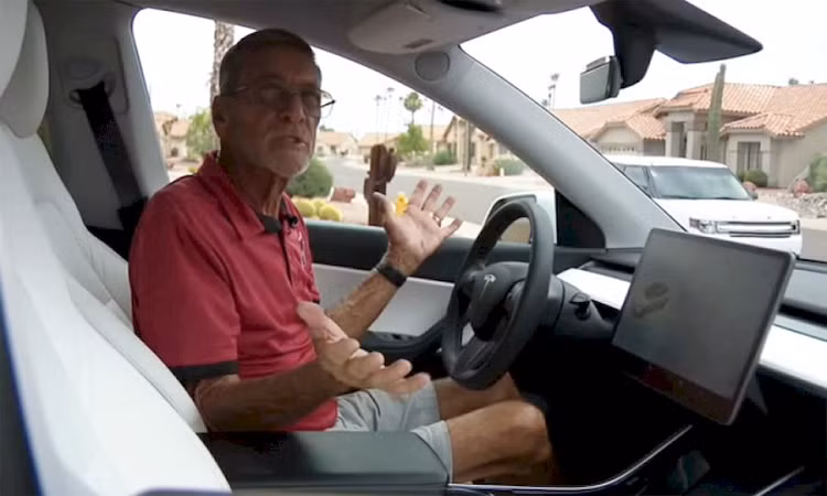 Tai xe bi nhot trong chiec Tesla Model Y vi xe het pin