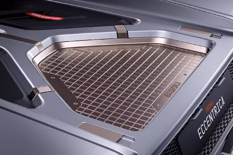 Trong cabin chiếc Eccentric Diablo là các chi tiết được lấy cảm hứng từ lịch sử bộ môn đua xe thể thao, kết hợp nét sang trọng cổ điển với các chất liệu hiện đại. Các bộ phận bằng nhựa nguyên bản được thay thế bằng da và Alcantara. Khu vực táp-lô làm từ sợi carbon giống như Diablo GTR. Vô-lăng và màn hình kỹ thuật số hiện đại nhưng mang thiết kế đậm chất retro gợi nhớ về quá khứ. Dàn âm thanh đổi sang loại mới của nhãn hiệu Marantz.