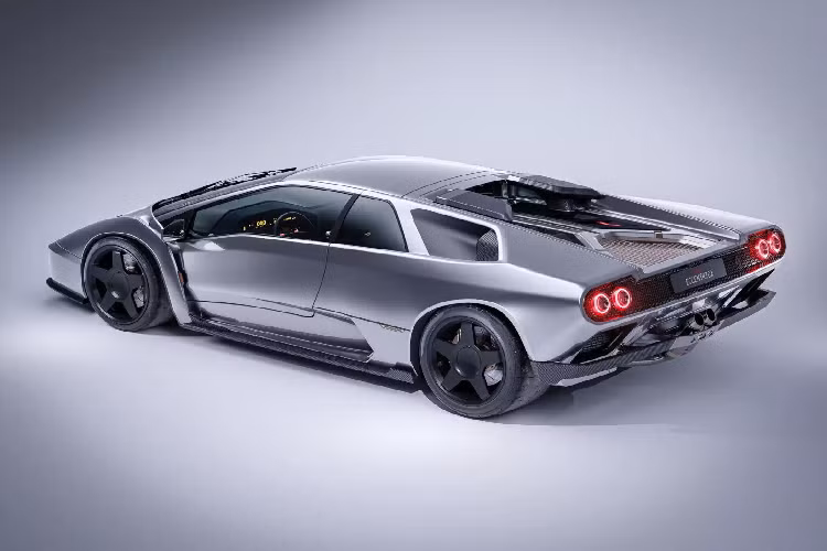 Lamborghini Diablo phục chế Restomod là phong cách độ xe độc đáo, giữ cho kiểu dáng xe giống với nguyên bản nhiều nhất có thể, nhưng cố gắng cập nhật thật nhiều thành phần từ ngoài vào trong sao cho trở nên hiện đại và tân thời hơn. Một chiếc xe restomod thành công sẽ sở hữu các chi tiết cơ khí mới mẻ cũng như các công nghệ kết nối tiên tiến theo đúng chuẩn ngày nay, nhưng vẫn sẽ mang vẻ ngoài cổ điển và duy trì tinh thần tối giản của những năm 1990 như ban đầu.