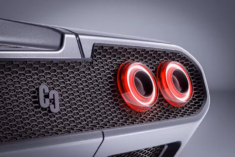 Khối động cơ V12 5.7L được cải tiến nhẹ để sản sinh công suất 542 mã lực (400 kW) và mô-men xoắn 602 Nm sau khi thay mới các van và trục cam. Xe có thể tăng tốc 0-100 km/h trong 3,5 giây và đạt tốc độ tối đa 335 km/h. Hệ thống ống xả làm bằng hợp kim nhôm của Capristo đem tới âm thanh cuốn hút và mạnh mẽ hơn nguyên bản. Kẹp phanh Brembo 6 piston và đĩa phanh có rãnh giúp xe giảm tốc từ 100-0 km/h chỉ trong 34 mét - ngắn hơn Diablo nguyên bản tới 20%.