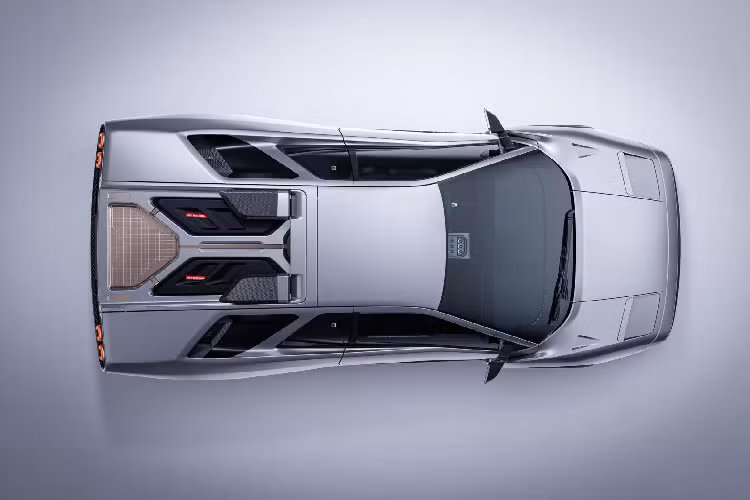 Hệ thống đèn trước và sau đều được cập nhật lên loại LED. Cụm đèn ở đầu xe không còn ở dạng "pop-up" lật lên như nguyên bản mà giờ đây nằm cố định và có tấm chắn che phía trước, sẽ dịch chuyển tùy theo trạng thái bật/tắt của đèn. Phần mắt lưới ở cản trước của chiếc Diablo GTR gốc chỉ có tác dụng trang trí, nhưng giờ đây được sửa lại để thực sự cải thiện luồng gió hướng vào xe.