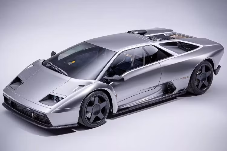 Công ty khởi nghiệp Eccentrica Cars tại Italia đã hòa chung vào bầu không khí hân hoan mừng vui kỷ niệm 60 năm thành lập Lamborghini khi giới thiệu một dự án cực kỳ táo bạo: phục chế restomod mẫu siêu xe Lamborghini Diablo hàng hiếm. Eccentrica đã thực hiện thành công 1 chiếc và dự định chỉ làm thêm 18 chiếc nữa.