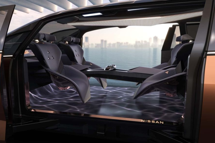 Ngoài ra, những người ngồi ở hàng ghế thứ hai còn được trang bị một màn hình phụ có khả năng xem và vận hành cả chế độ định vị và âm thanh trên màn hình thông tin giải trí chính ở phía trước.