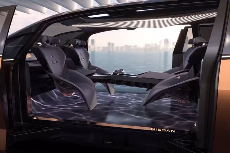 Ngoài ra, những người ngồi ở hàng ghế thứ hai còn được trang bị một màn hình phụ có khả năng xem và vận hành cả chế độ định vị và âm thanh trên màn hình thông tin giải trí chính ở phía trước.