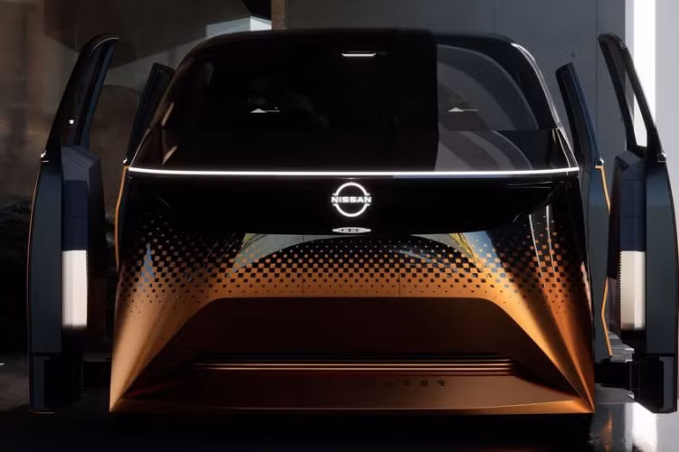 Nissan không hé lộ về trang bị động cơ trên Nissan Hyper Urban nhưng cho biết xe sử dụng pin thể rắn và hệ dẫn động bốn bánh e-4ORCE. Xe cũng được cung cấp tính năng sạc ngược (V2X), giúp biến bộ pin thành nguồn cấp điện cho các thiết bị khác trong một số trường hợp cần thiết.