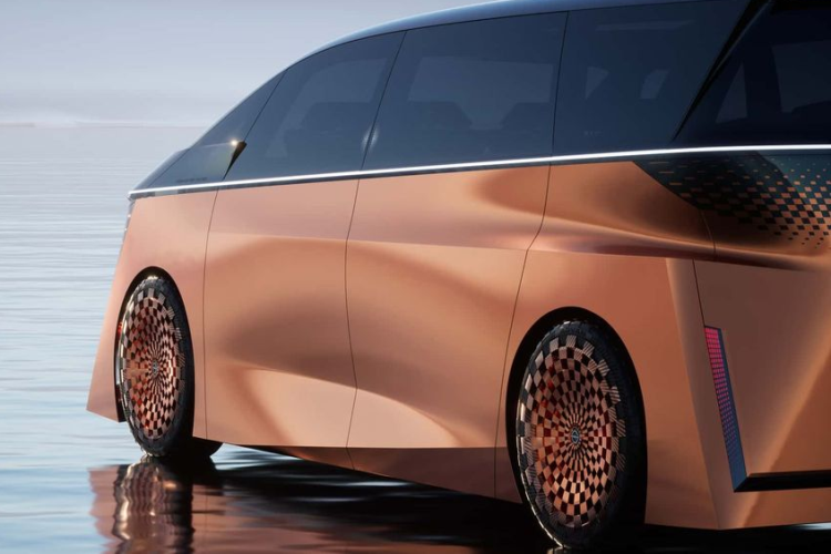 Khu vực bên hông của Hyper Tourer Concept cũng ấn tượng không kém với thiết kế bánh xe lạ mắt và cửa lùa hai chiều. Ngoài ra, gần như toàn bộ khu vực phía trên của mẫu xe concept này đều được làm từ kính, điều này giúp tối ưu hóa lượng ánh sáng tự nhiên vào trong cabin.