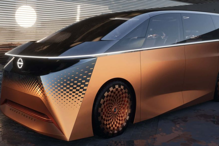 Giống như hai mẫu xe concept đã được giới thiệu trước đó, mẫu xe minivan điện Nissan Hyper Tourer Concept có thiết kế bên ngoài khá lạ mắt, không giống bất kỳ mẫu xe Nissan nào từng được sản xuất. Phần đầu xe gây ấn tượng với những đường nét sắc sảo và nối gọn gàng với phần đuôi xe bằng một dải đèn LED đóng vai trò như đèn định vị ban ngày.