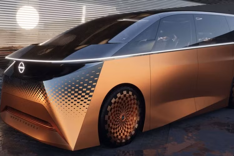 Giống như hai mẫu xe concept đã được giới thiệu trước đó, mẫu xe minivan điện Nissan Hyper Tourer Concept có thiết kế bên ngoài khá lạ mắt, không giống bất kỳ mẫu xe Nissan nào từng được sản xuất. Phần đầu xe gây ấn tượng với những đường nét sắc sảo và nối gọn gàng với phần đuôi xe bằng một dải đèn LED đóng vai trò như đèn định vị ban ngày.