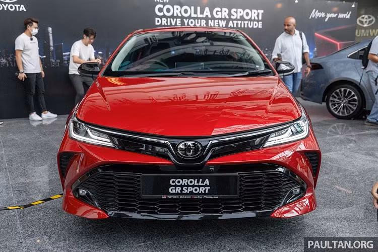 Riêng bản Toyota Corolla Altis GR Sport 2023 thể thao có thiết kế thể thao hơn 2 phiên bản còn lại, thể hiện qua lưới tản nhiệt và khe gió giả hình tam giác ở hai góc cản trước. Bên cạnh đó là những chi tiết màu đen như nẹp bao quanh logo Toyota trên đầu xe và ốp gương chiếu hậu.