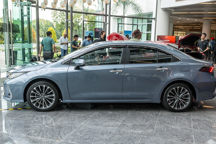 Tương tự xe ở Thái Lan, mẫu xe sedan Toyota Corolla Altis 2023 ở Malaysia cũng chỉ thay đổi nhẹ trong thiết kế và trang bị. Cụ thể, xe được bổ sung lưới tản nhiệt với mắt lưới đa điểm mới thay vì nan nằm ngang như phiên bản cũ. Bên cạnh đó là các loại vành la-zăng mới với đường kính 16 inch ở bản tiêu chuẩn và 17 inch ở bản cao cấp.