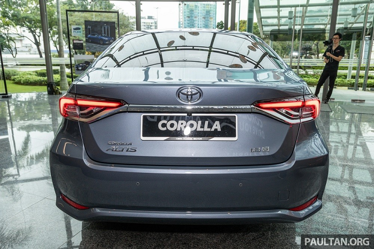 Thay đổi tiếp theo của Toyota Corolla Altis 2023 tại Malaysia nằm ở màu sơn ngoại thất. Xe có thêm màu mới là xám Metal Stream ME. Trong khi đó, những màu sơn cũ như xám Celestite Gray Metallic, đỏ Red Mica Metallic, trắng Platinum White Pearl MC và đen Attitude Black vẫn giữ nguyên.