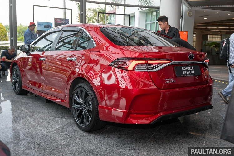Tương tự ngoại thất, nội thất của mẫu xe sedan cỡ C - Toyota Corolla Altis 2023 ở Malaysia cũng được cải tiến nhẹ với cổng USB Type C mới nằm trong ngăn chứa đồ bên dưới bệ tì tay trung tâm. 